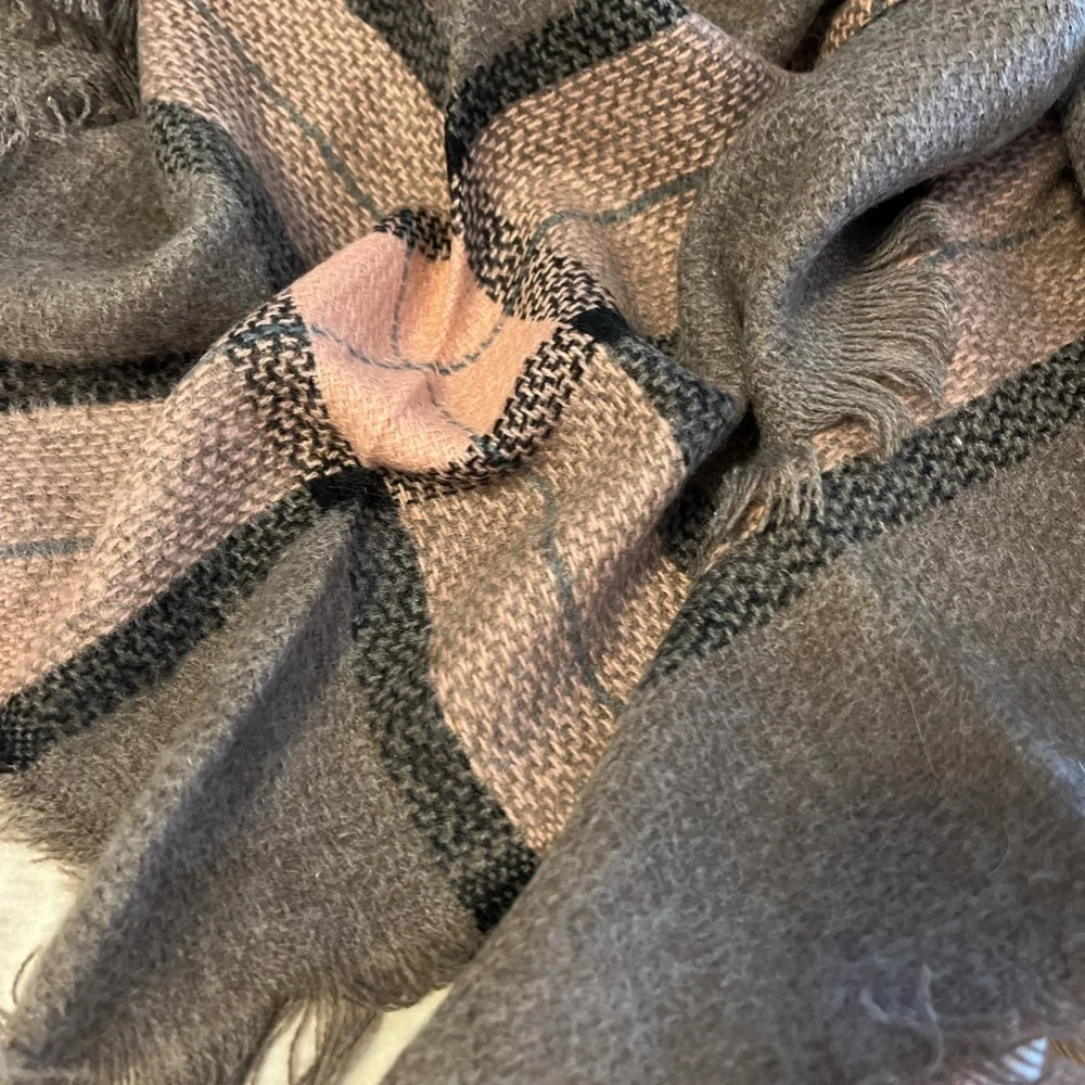 NWT Plaid Blanket Scarf Wrap - Picture 9 of 9
